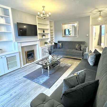Newly Renovated Kensington 2 Bedroom Apartment With Balcony Near Harrods Sleeps 6, 2 Min Walk From Station London Exterior photo