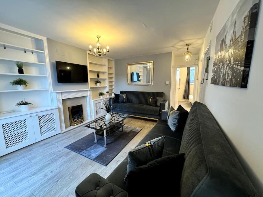 Newly Renovated Kensington 2 Bedroom Apartment With Balcony Near Harrods Sleeps 6, 2 Min Walk From Station London Exterior photo