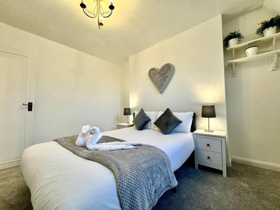 Newly Renovated Kensington 2 Bedroom Apartment With Balcony Near Harrods Sleeps 6, 2 Min Walk From Station London Exterior photo