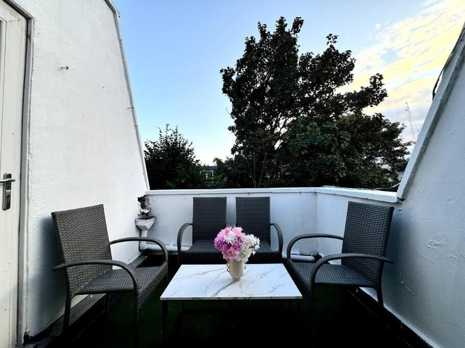 Newly Renovated Kensington 2 Bedroom Apartment With Balcony Near Harrods Sleeps 6, 2 Min Walk From Station London Exterior photo