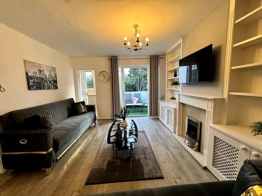Newly Renovated Kensington 2 Bedroom Apartment With Balcony Near Harrods Sleeps 6, 2 Min Walk From Station London Exterior photo