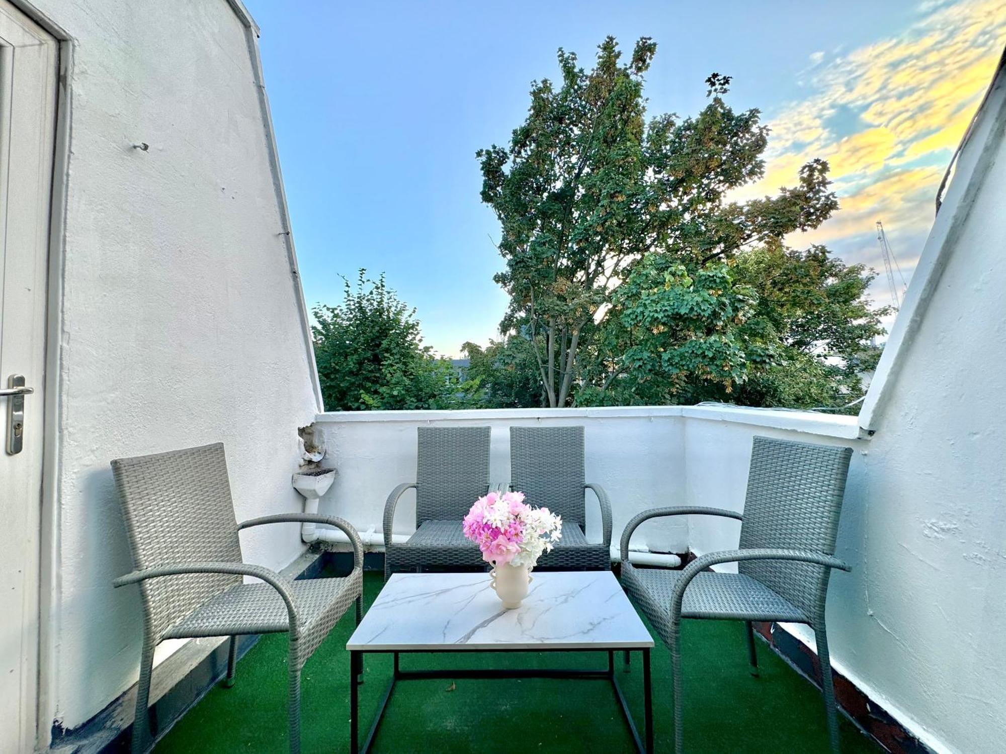 Newly Renovated Kensington 2 Bedroom Apartment With Balcony Near Harrods Sleeps 6, 2 Min Walk From Station London Exterior photo