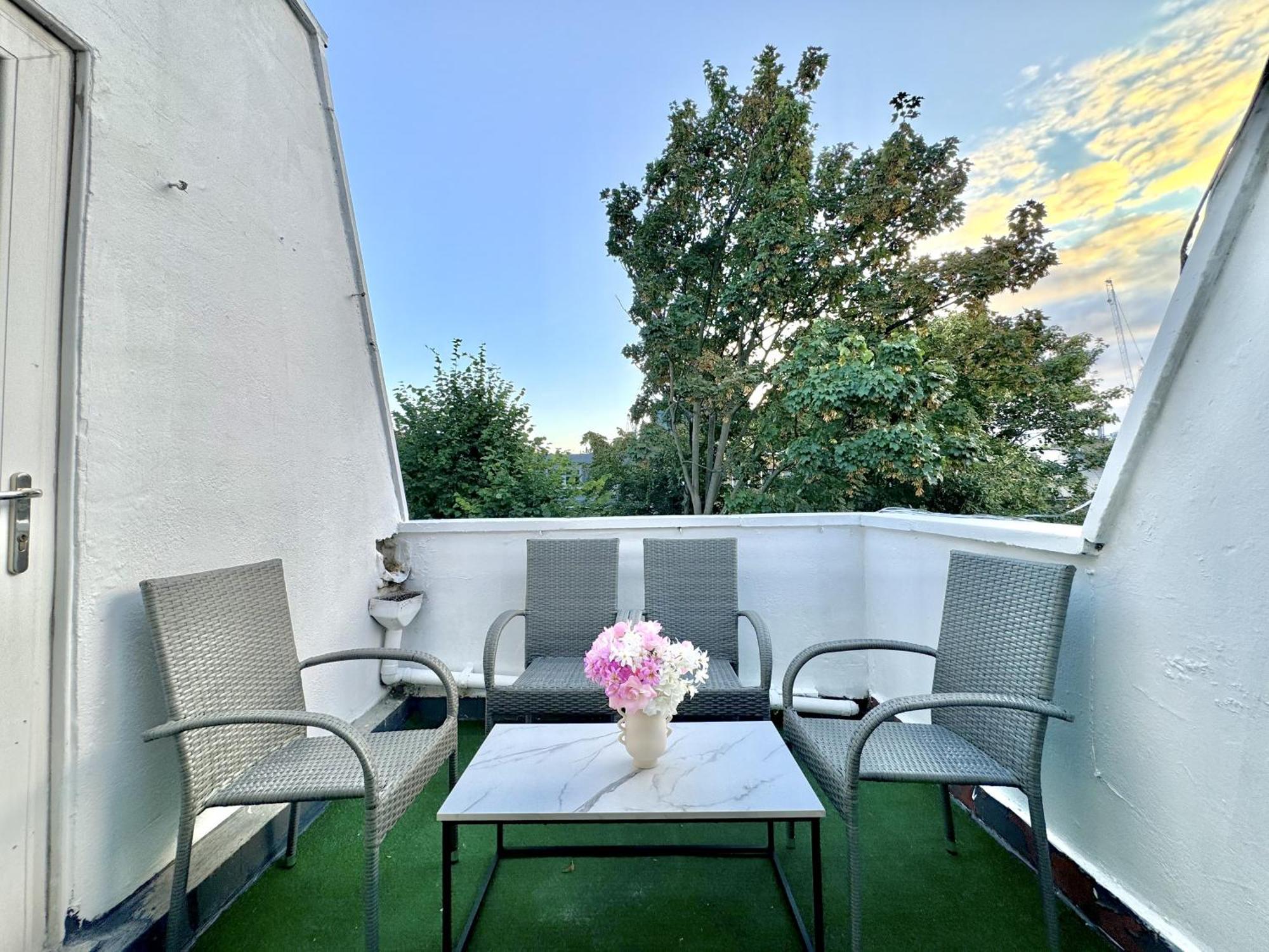Newly Renovated Kensington 2 Bedroom Apartment With Balcony Near Harrods Sleeps 6, 2 Min Walk From Station London Exterior photo