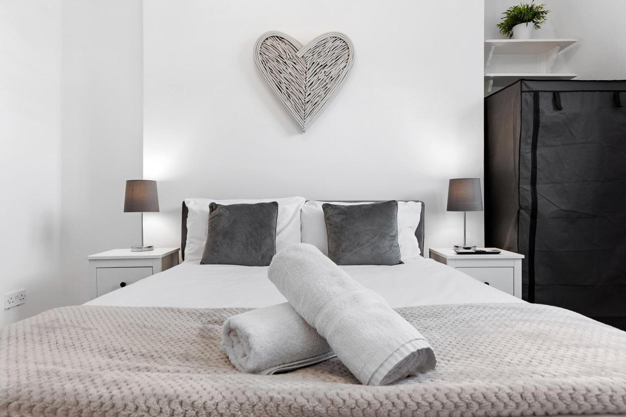 Newly Renovated Kensington 2 Bedroom Apartment With Balcony Near Harrods Sleeps 6, 2 Min Walk From Station London Exterior photo