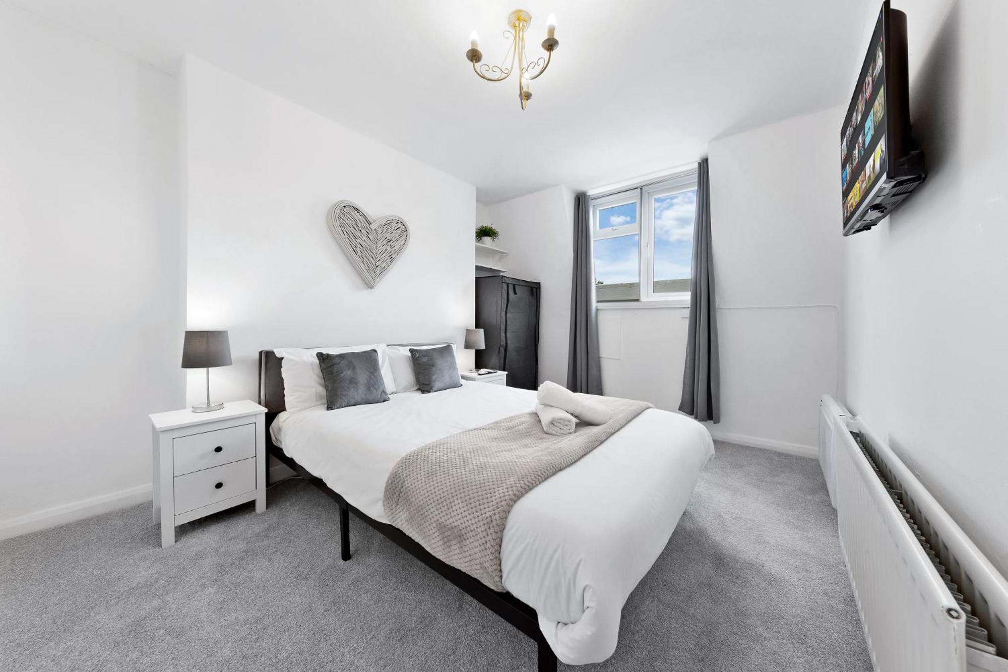 Newly Renovated Kensington 2 Bedroom Apartment With Balcony Near Harrods Sleeps 6, 2 Min Walk From Station London Exterior photo