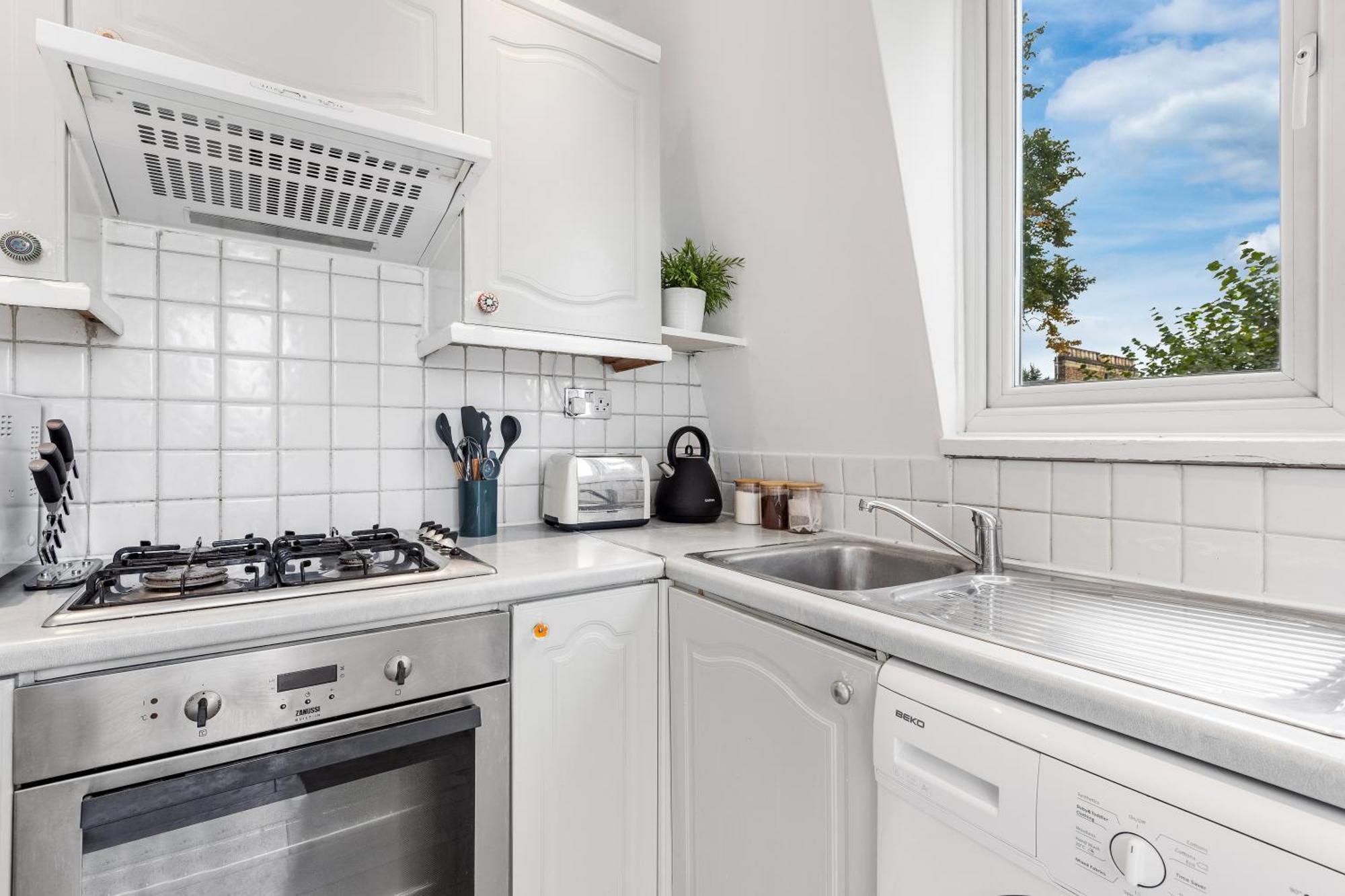 Newly Renovated Kensington 2 Bedroom Apartment With Balcony Near Harrods Sleeps 6, 2 Min Walk From Station London Exterior photo