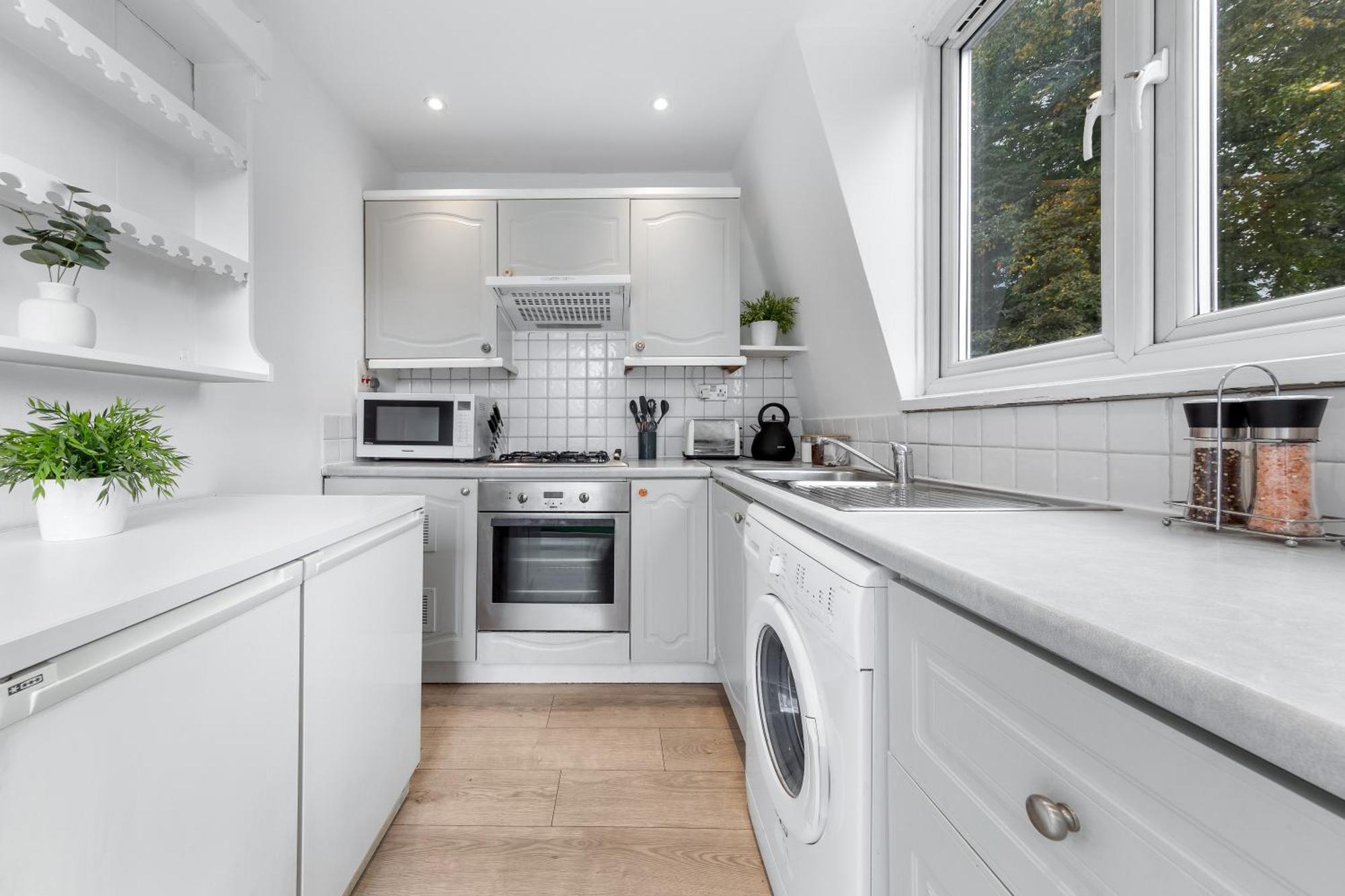 Newly Renovated Kensington 2 Bedroom Apartment With Balcony Near Harrods Sleeps 6, 2 Min Walk From Station London Exterior photo