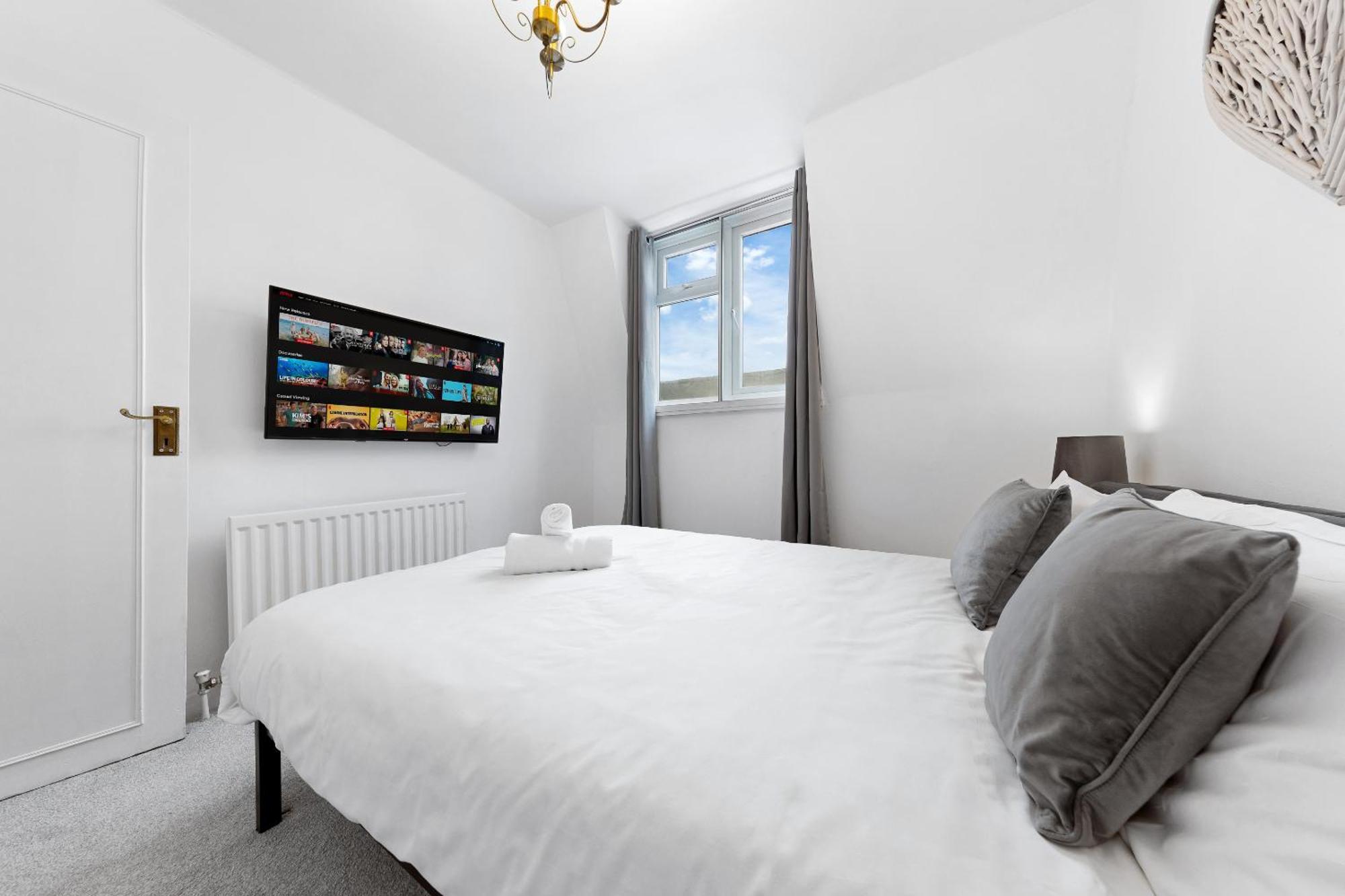 Newly Renovated Kensington 2 Bedroom Apartment With Balcony Near Harrods Sleeps 6, 2 Min Walk From Station London Exterior photo
