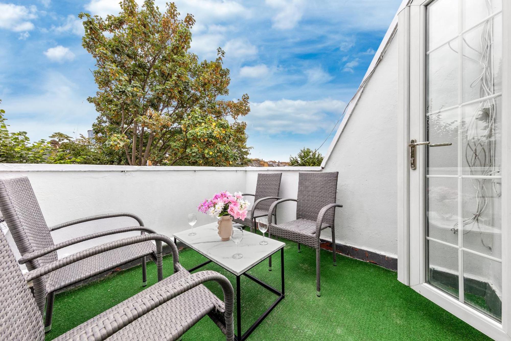 Newly Renovated Kensington 2 Bedroom Apartment With Balcony Near Harrods Sleeps 6, 2 Min Walk From Station London Exterior photo