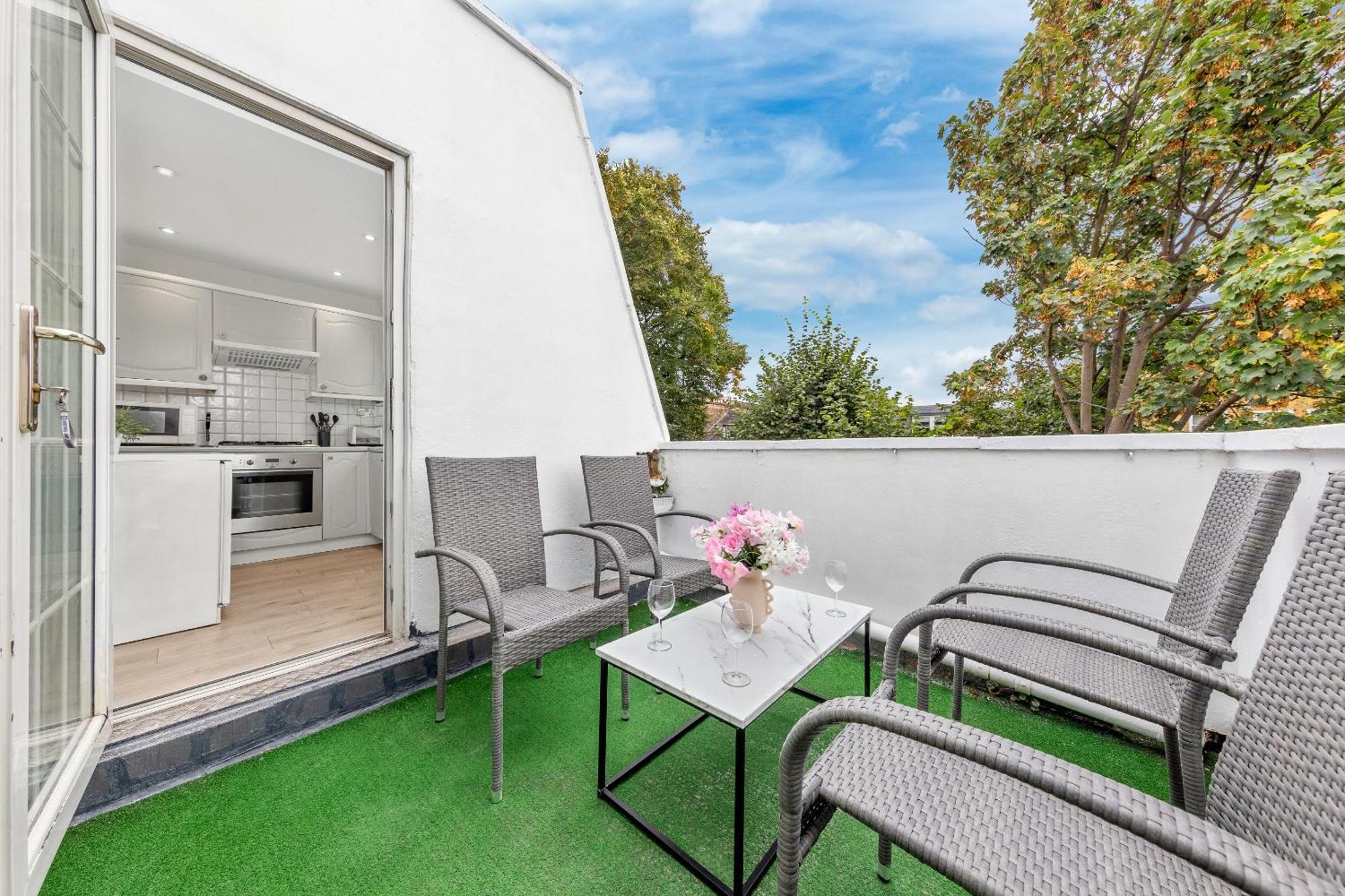 Newly Renovated Kensington 2 Bedroom Apartment With Balcony Near Harrods Sleeps 6, 2 Min Walk From Station London Exterior photo