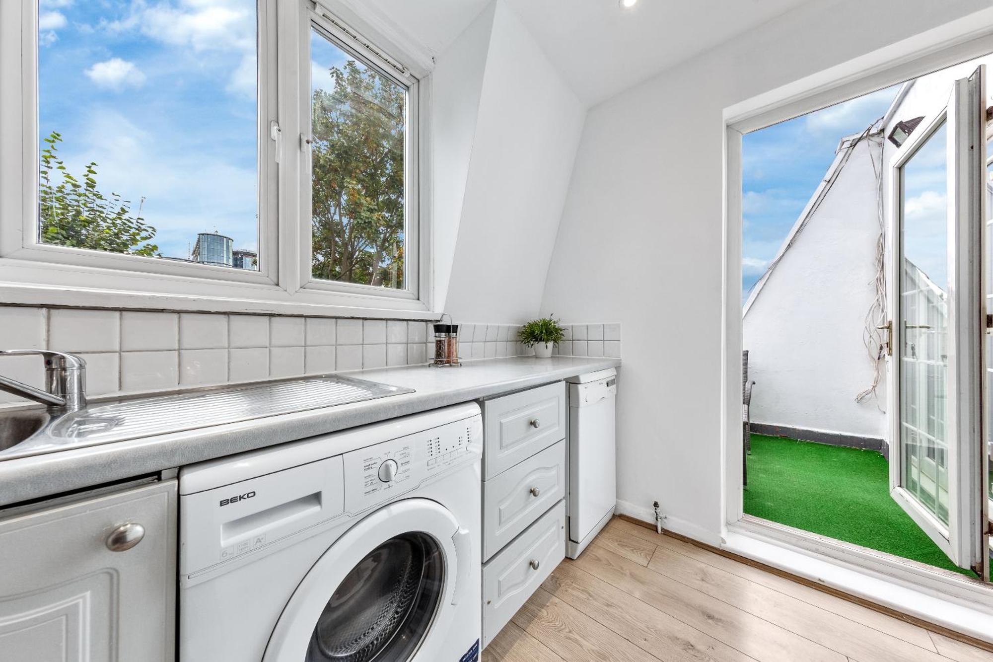 Newly Renovated Kensington 2 Bedroom Apartment With Balcony Near Harrods Sleeps 6, 2 Min Walk From Station London Exterior photo
