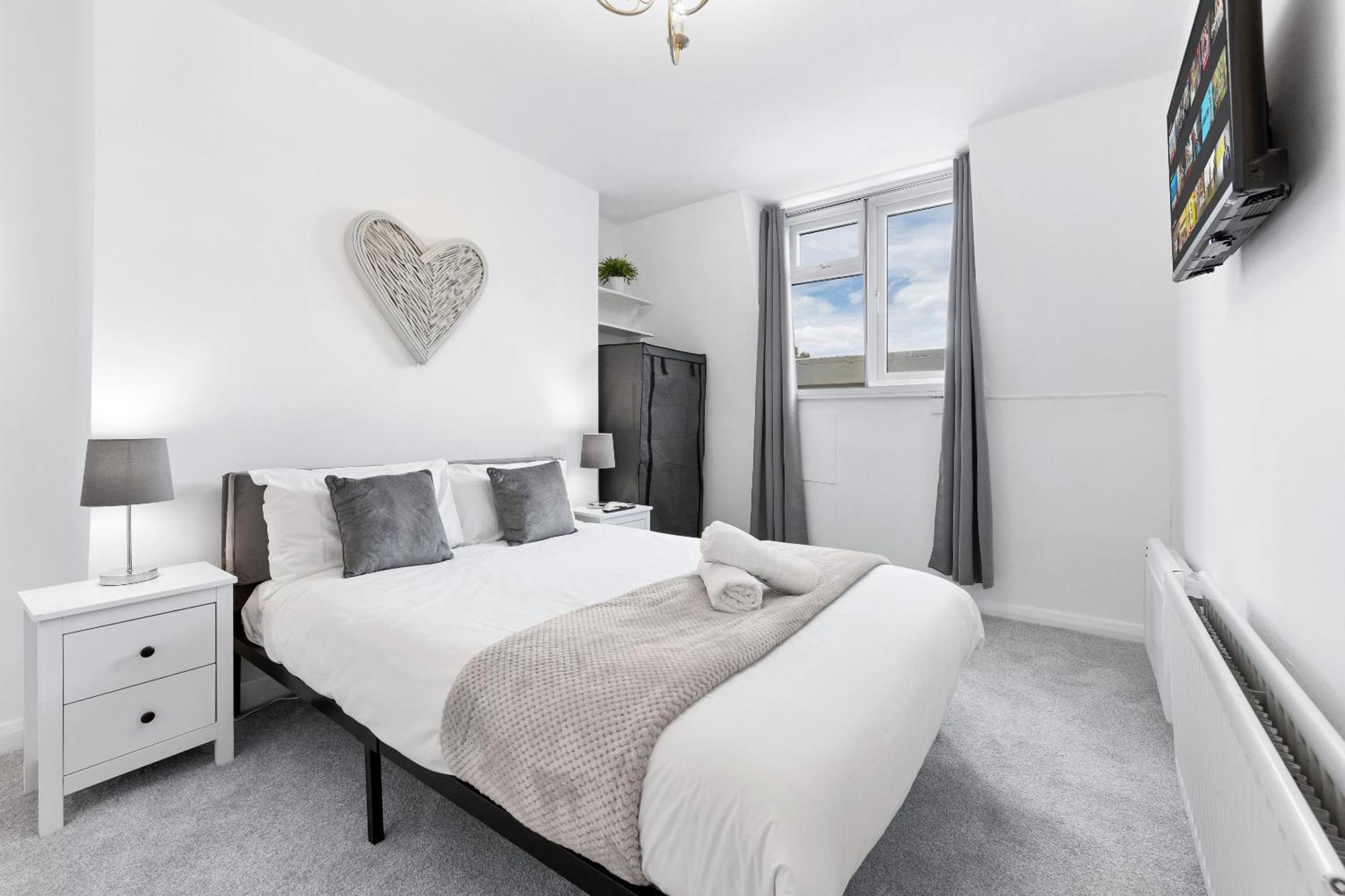 Newly Renovated Kensington 2 Bedroom Apartment With Balcony Near Harrods Sleeps 6, 2 Min Walk From Station London Exterior photo