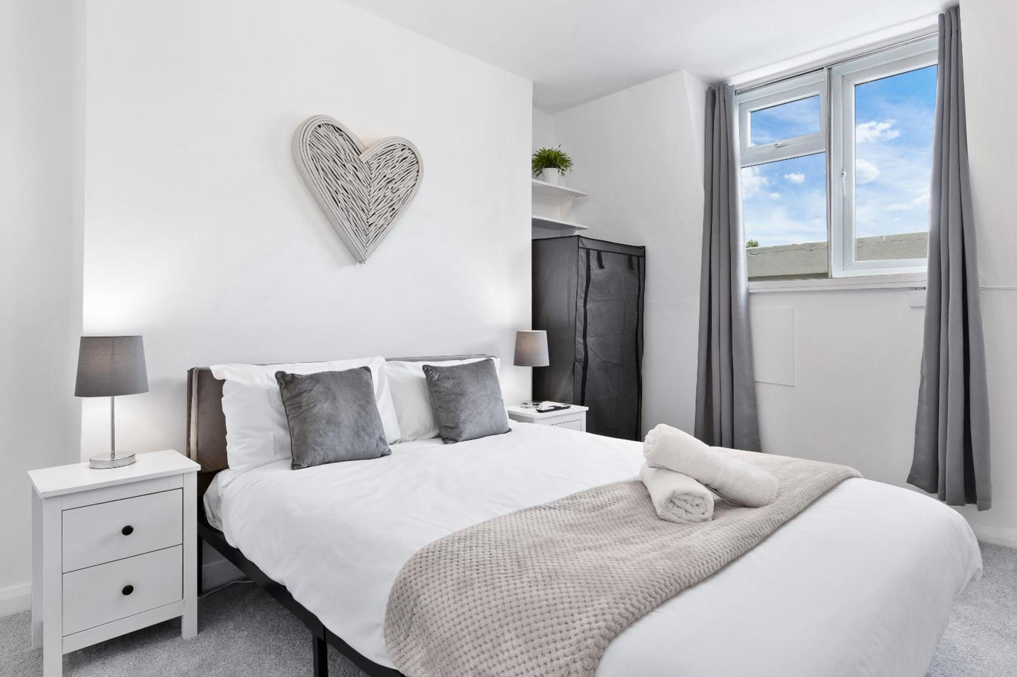 Newly Renovated Kensington 2 Bedroom Apartment With Balcony Near Harrods Sleeps 6, 2 Min Walk From Station London Exterior photo