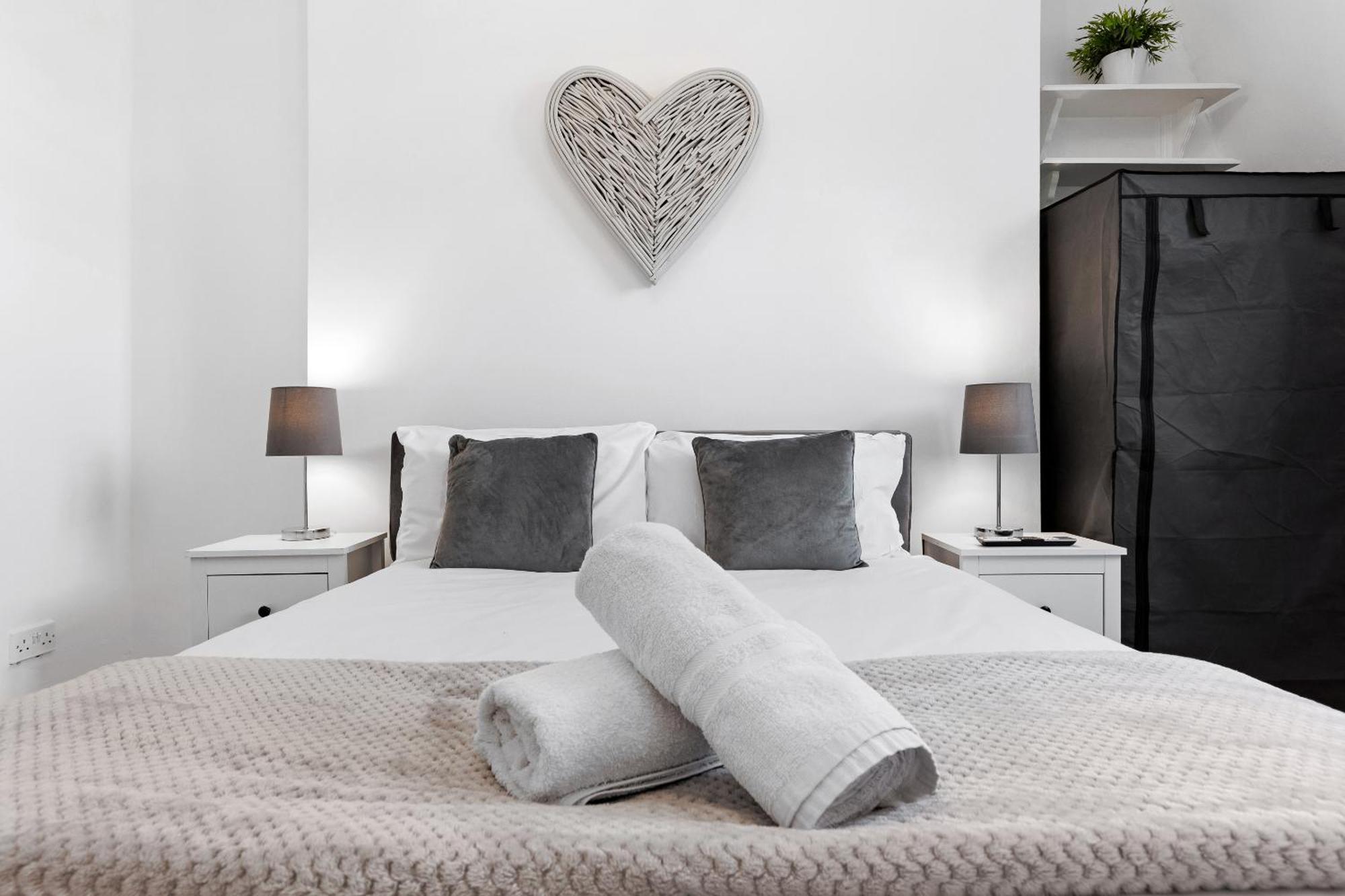 Newly Renovated Kensington 2 Bedroom Apartment With Balcony Near Harrods Sleeps 6, 2 Min Walk From Station London Exterior photo
